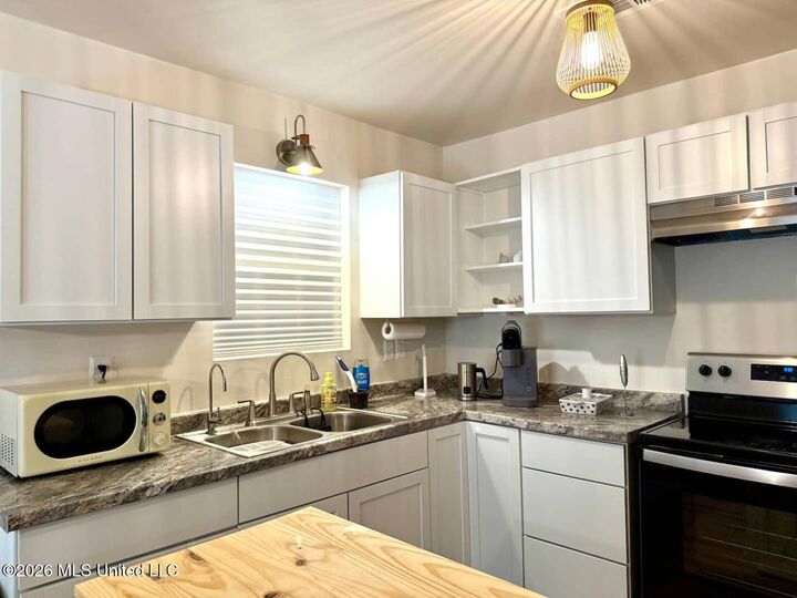 Property Photo:  828 Lemon Street  MS 39564 