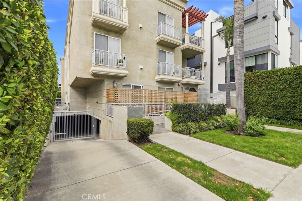 Property Photo:  1023 Wilcox Avenue 102  CA 90038 