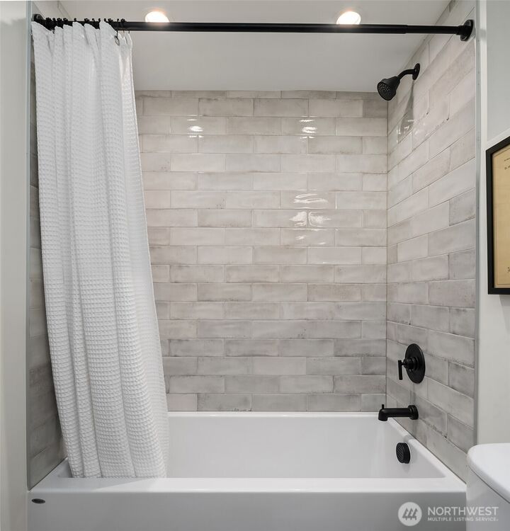 Property Photo:  1455  22nd Avenue B  WA 98122 