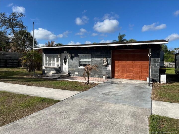 Property Photo:  4800 SE Ebbtide Avenue  FL 34997 