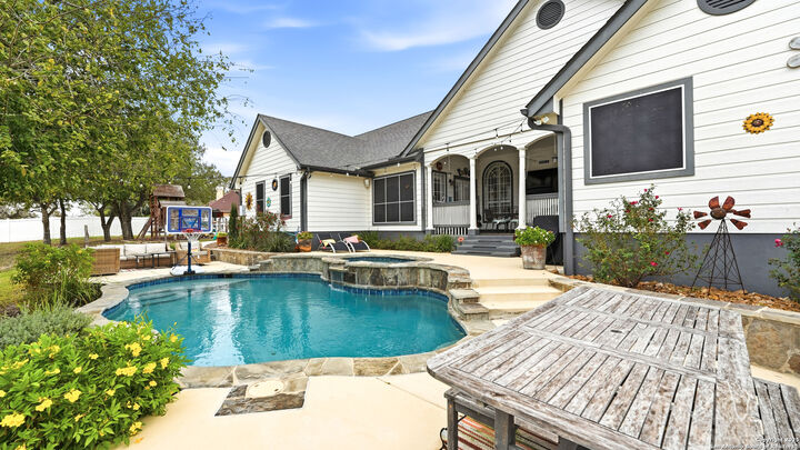 Property Photo:  226 Broken Arrow  TX 78114 