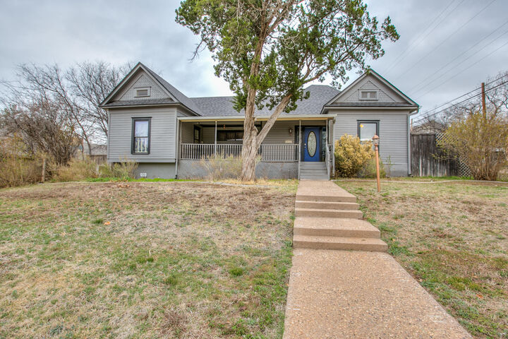 Property Photo: 812 W Highland Boulevard TX 76903