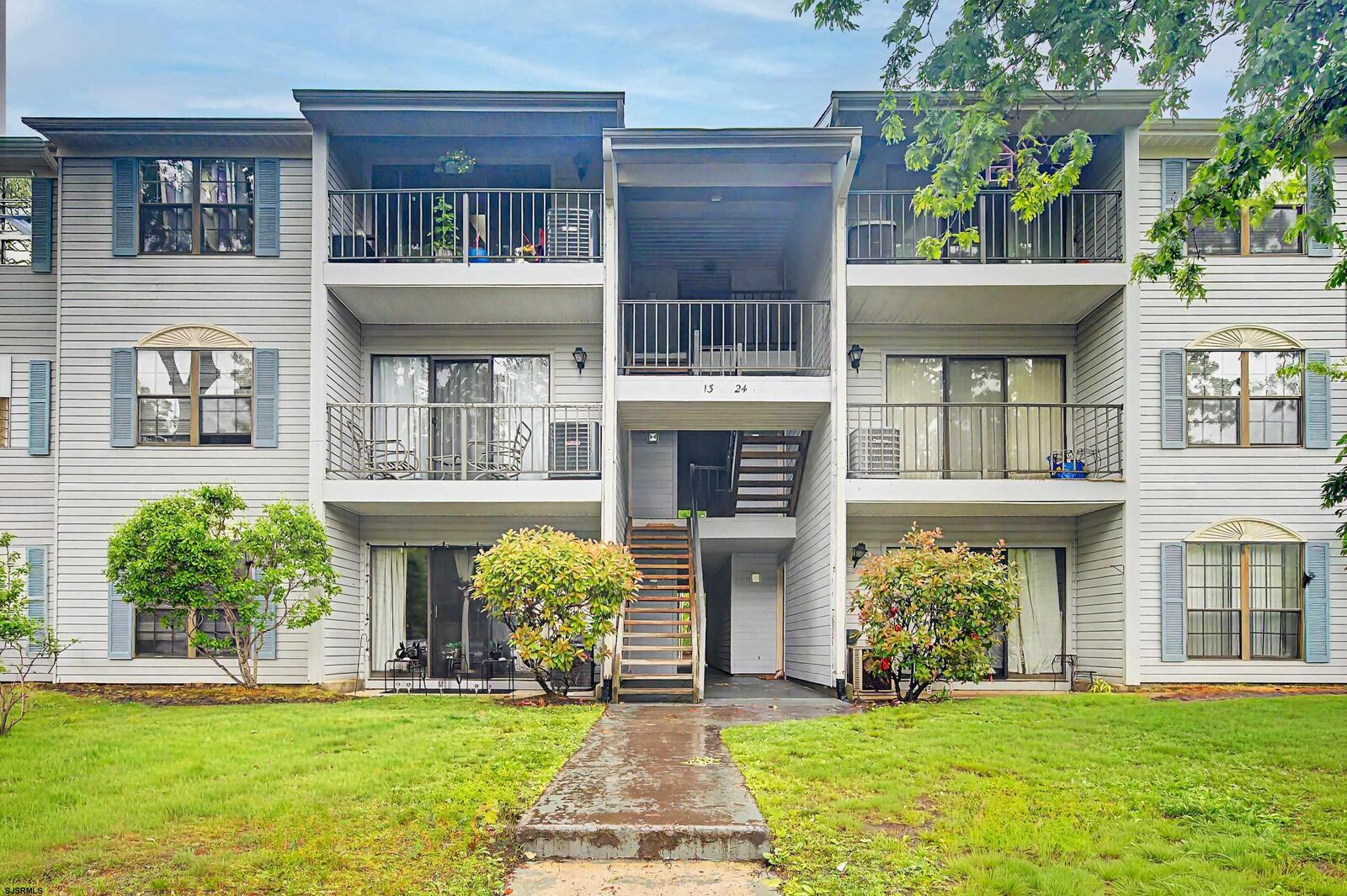 Property Photo:  24 Federal Ct 24  NJ 08205 