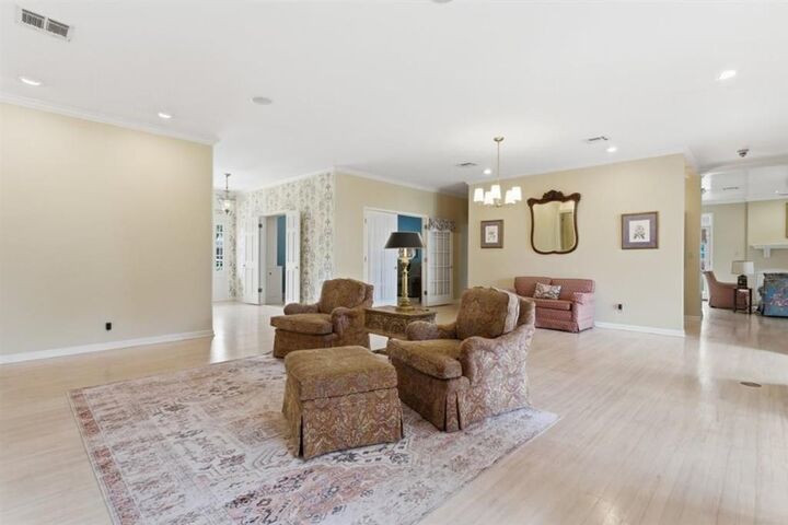 Property Photo: 1304 W Dumbarton W LA 70605-2559