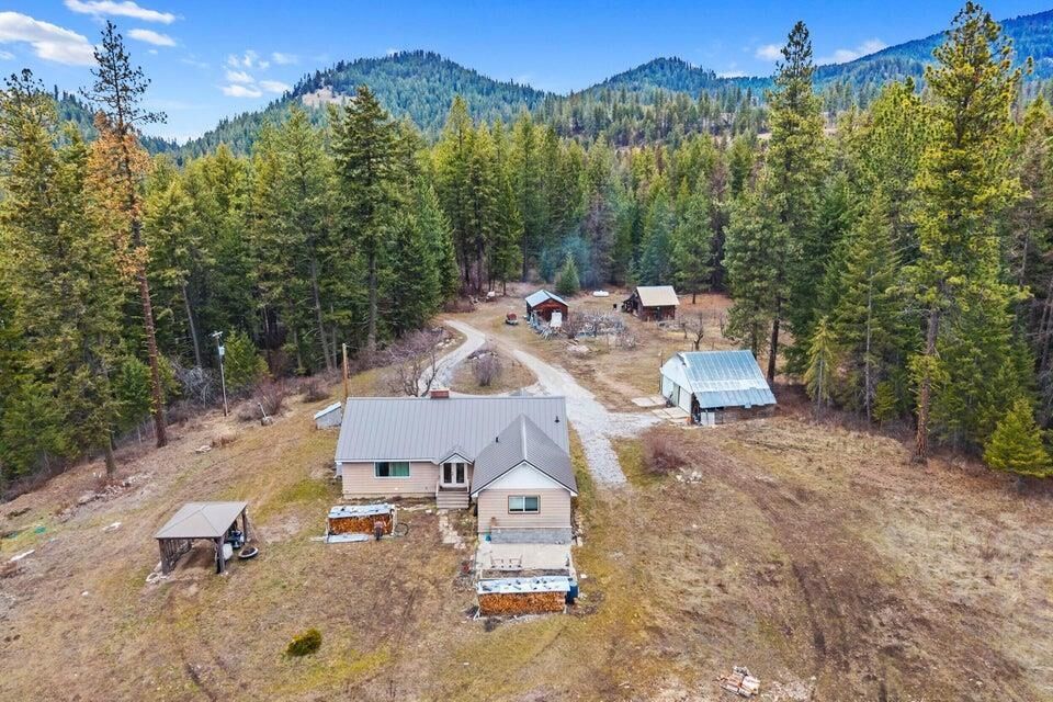 Property Photo:  2852 C Horseshoe Lake Rd  WA 99109 