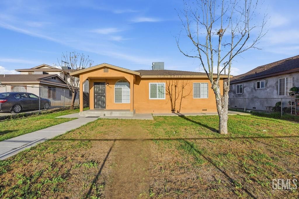 Property Photo:  420 Dover Place  CA 93215 