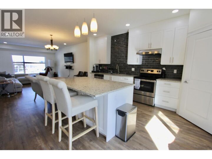 Property Photo: 985 Patricia Boulevard 102 BC V2L 3V6