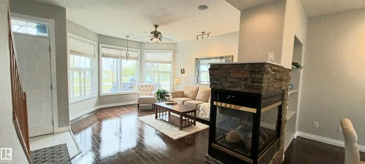 Photo de la propriété:  2036 Towne Centre Boulevard NW  AB T6R 3M7 