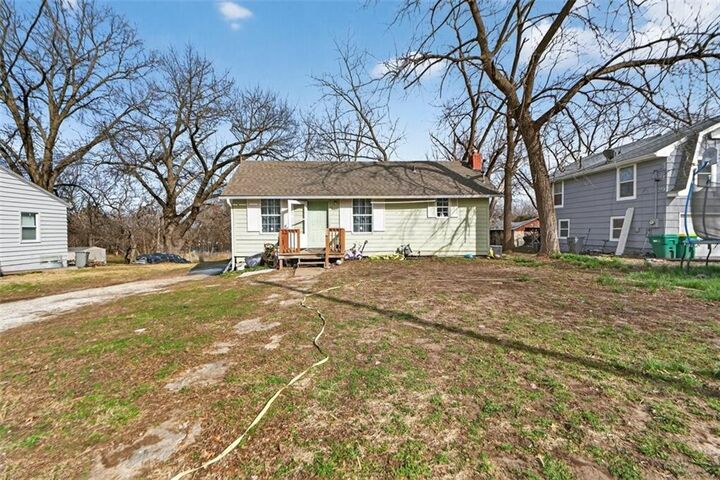 Property Photo: 3011 N 47th Terrace KS 66104