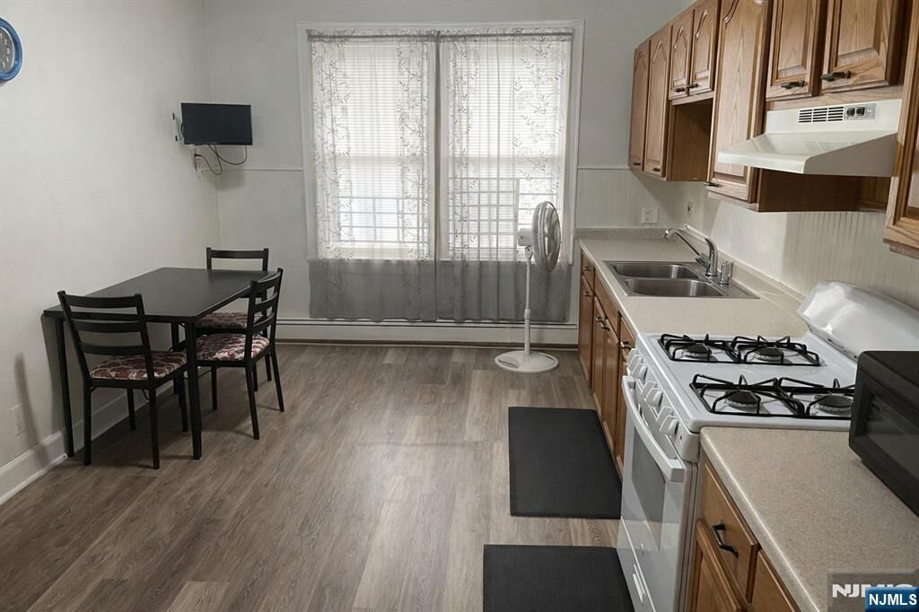 Property Photo:  382-386 Highland Avenue 201  NJ 07032 