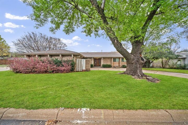 Property Photo: 15606 Kingscrest Circle TX 75248