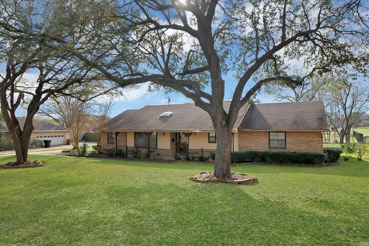 Property Photo:  405 Shadowwood Trail  TX 75154 