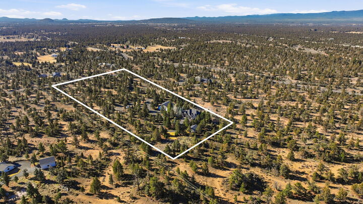 Property Photo: 21450 Dale Road OR 97701