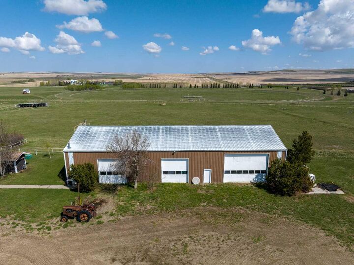 Property Photo:  185038 Range Road 241  AB T0L 1L0 