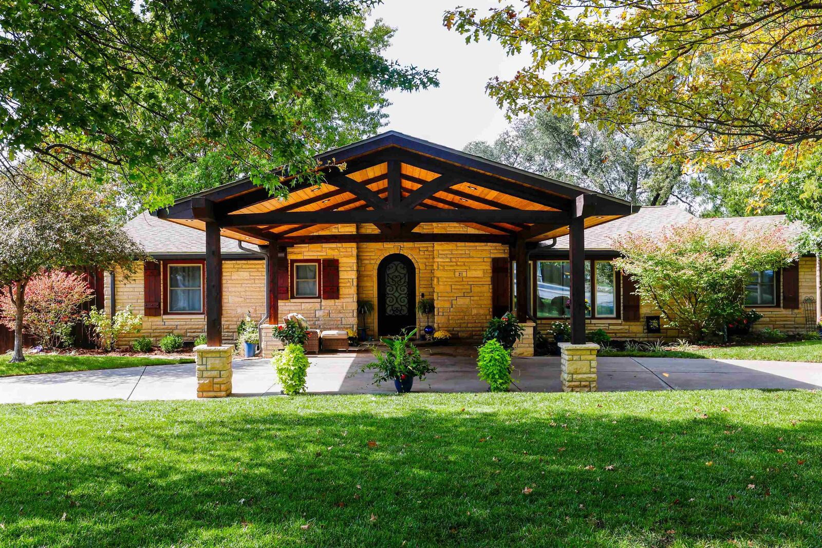 Property Photo: 21 N Laurel Dr KS 67206