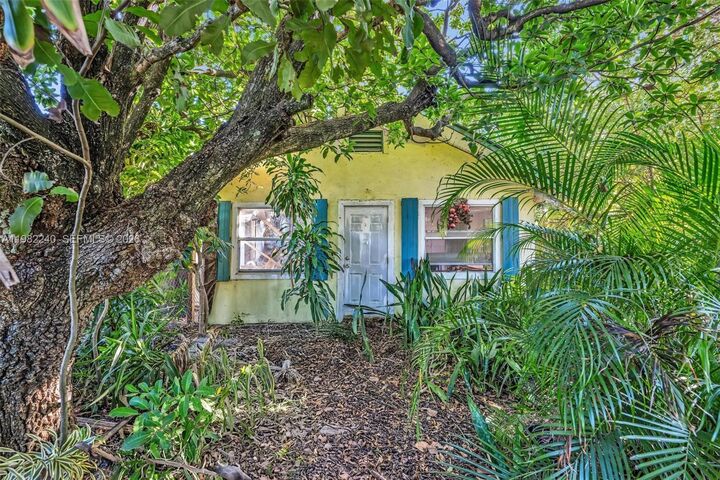 Property Photo:  424 N J St  FL 33460 