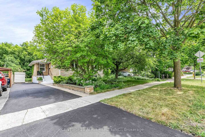 Photo de la propriété:  133 Birkdale Road S  ON M1P 3R7 