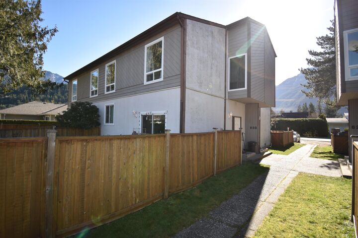 633 Douglas Street — photo 1