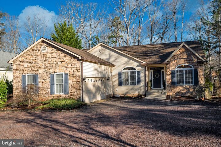 Property Photo:  101 Oak Court  VA 22508 