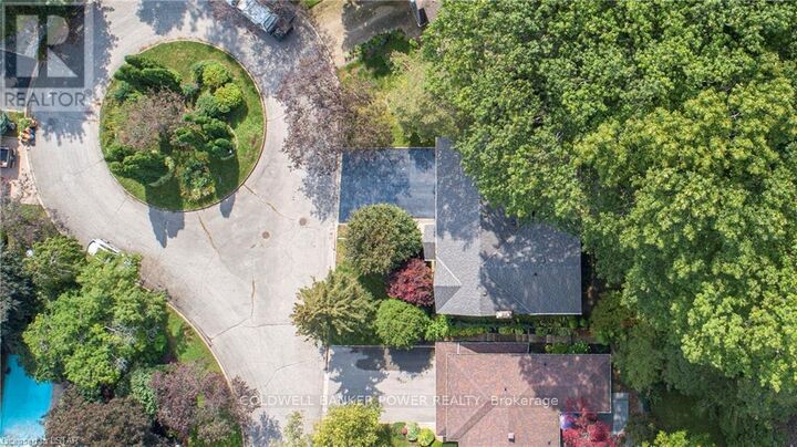 Property Photo: 32 Conifer Court ON N6K 2X4