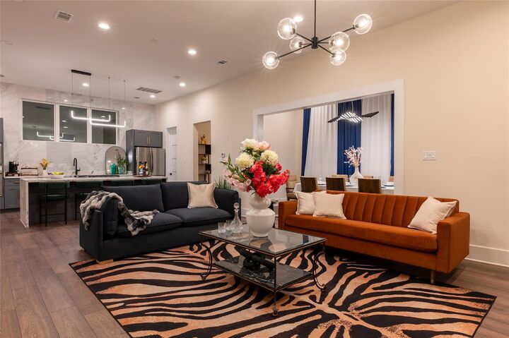 Property Photo: 915 Thompson Street TX 77007