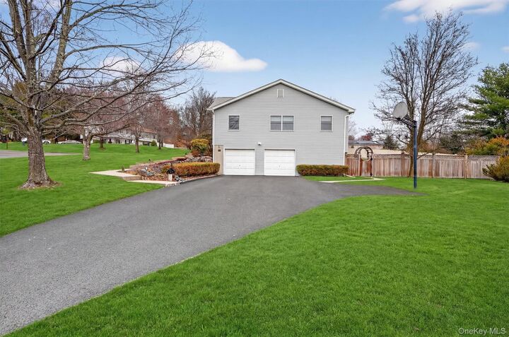 Property Photo:  10 Sloane Court  NY 10980 