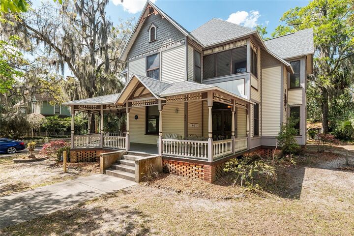 Property Photo:  306 NE 3rd Street  FL 32601 