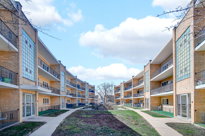 Property Photo:  10336 S Pulaski Road 202  IL 60453 