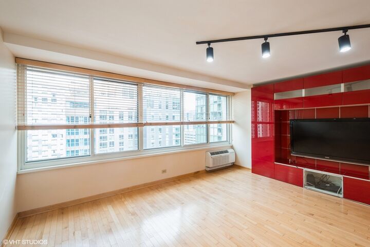 Property Photo:  211 E Ohio Street 1925  IL 60611 