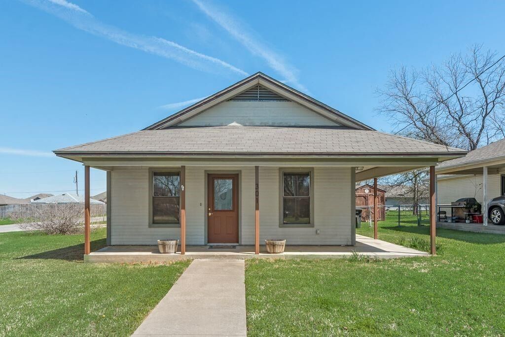 Property Photo:  301 Lipscomb Street  TX 76031 