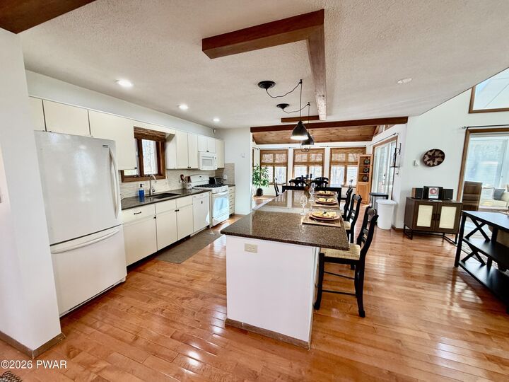 Property Photo:  811 Paddock Court  PA 18428 