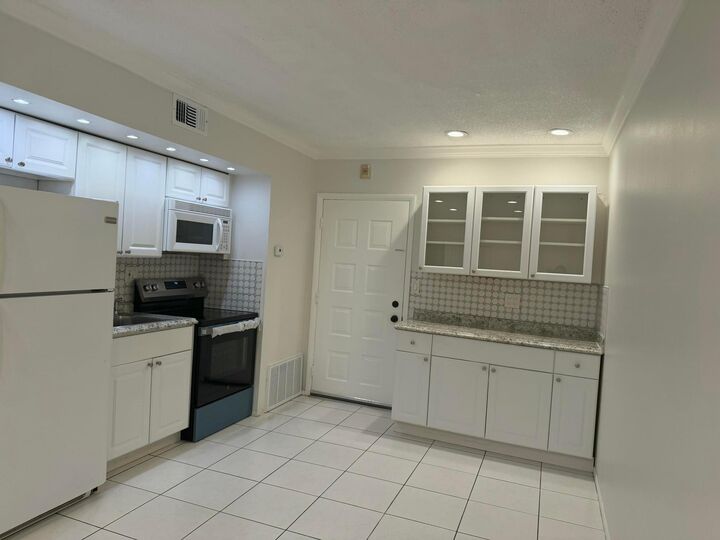 Property Photo:  2700 Riverside Drive 302-B  FL 33065 