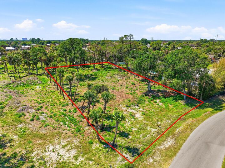 Property Photo:  2016 SW Leafy Road  FL 34953 