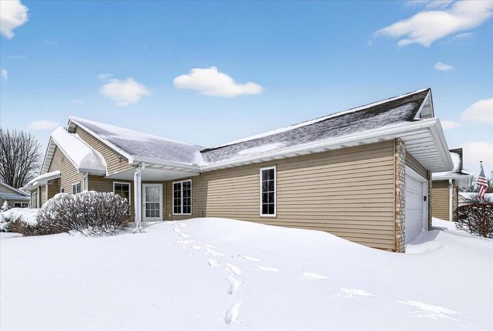 Property Photo: 608 Springbrook Circle WI 53532