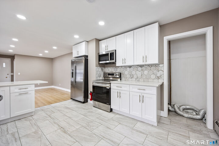 Property Photo:  87 Putnam Street  CT 06010 