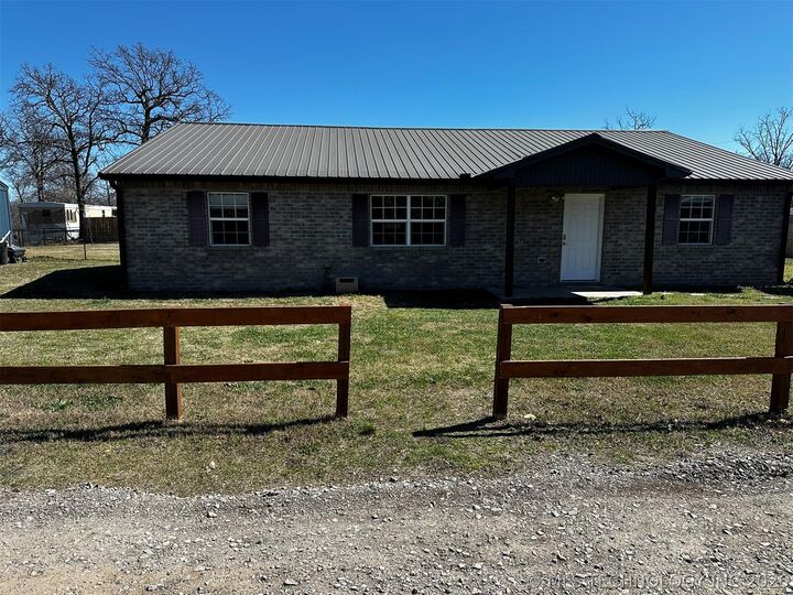 Property Photo:  11805 N 518 Road  OK 74464 