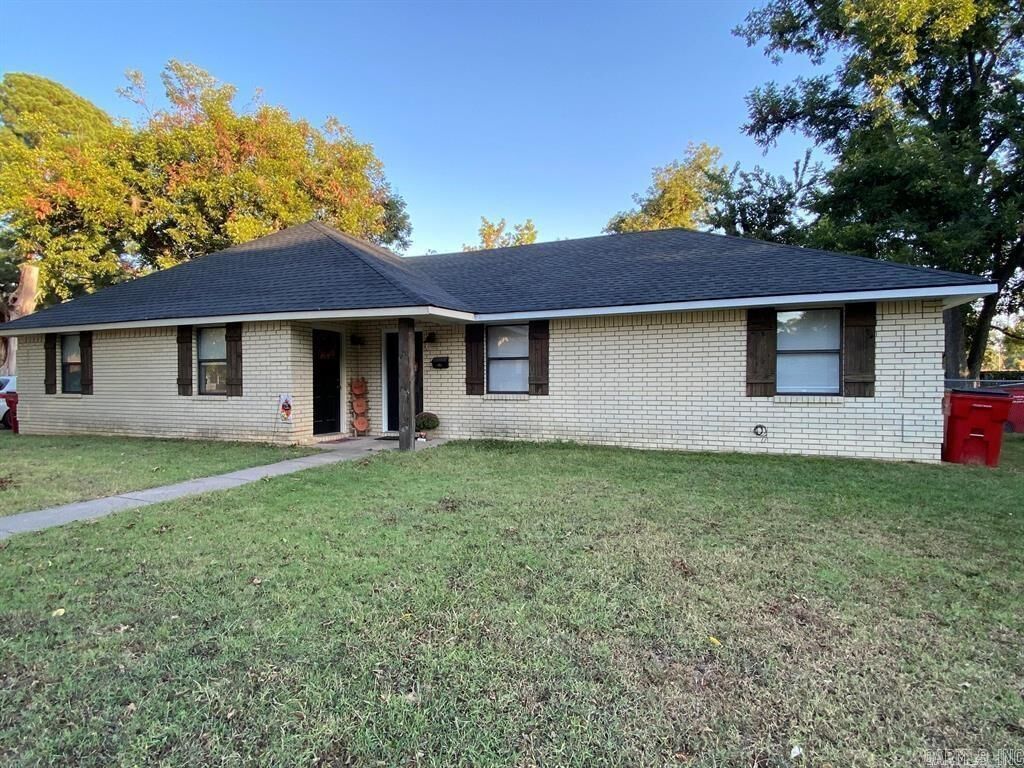 Property Photo:  307-309 Market Street  AR 72834 