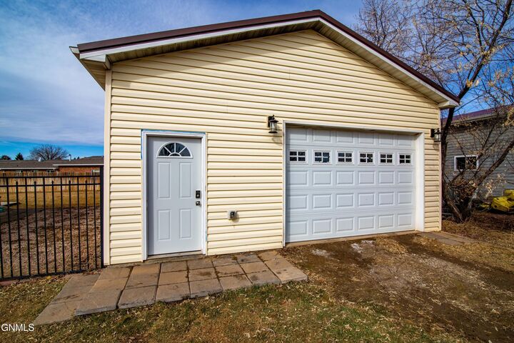 Property Photo:  406 Meadow Lane  ND 58646 