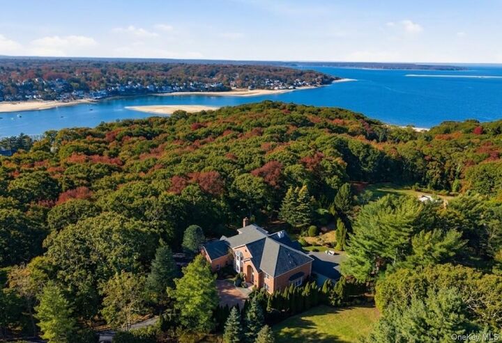 Property Photo:  19 Cobblestone Court  NY 11721 