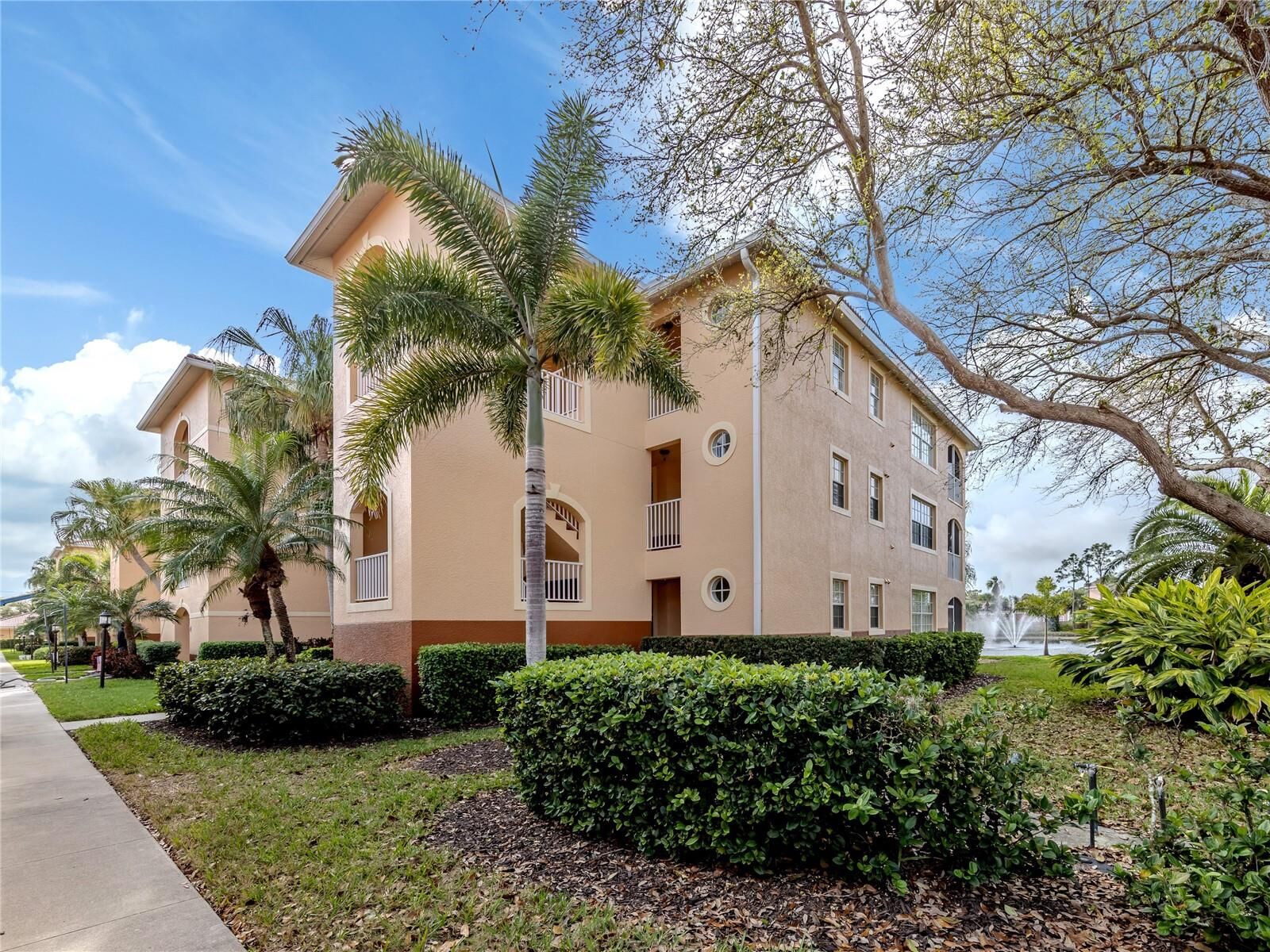 Property Photo:  1731 Auburn Lakes Drive 24  FL 34292 