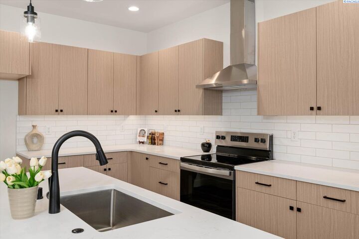 Property Photo: 1102 Fairhaven Loop 34 WA 99352