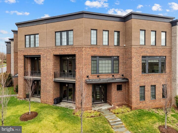 Property Photo: 23132 Brooksbank Square VA 20148