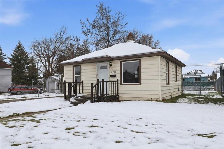Property Photo:  718 E Queen Ave  WA 99207 