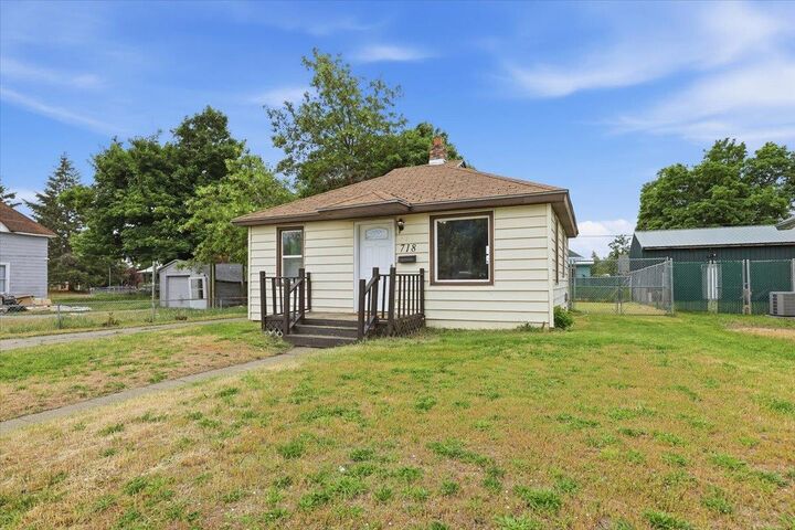 Property Photo:  718 E Queen Ave  WA 99207 