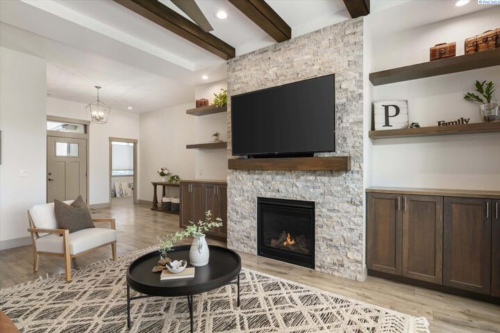 Property Photo:  3905 Orchard St  WA 99353 