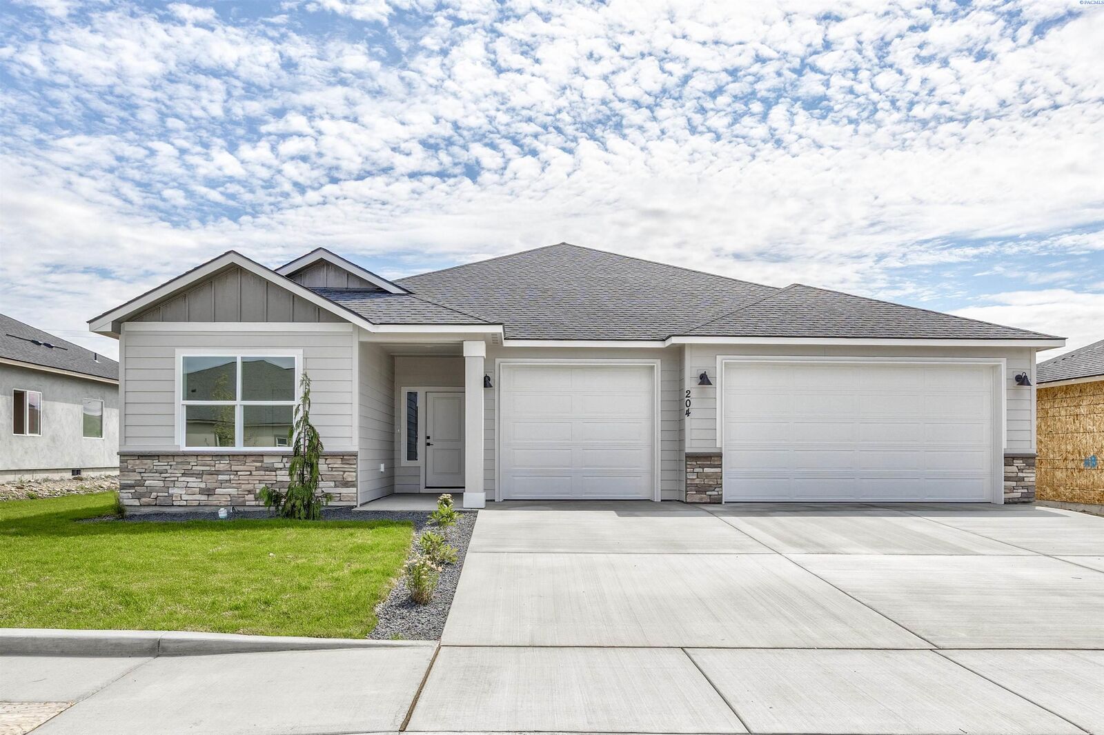 Property Photo:  204 Scott Rd  WA 99350 