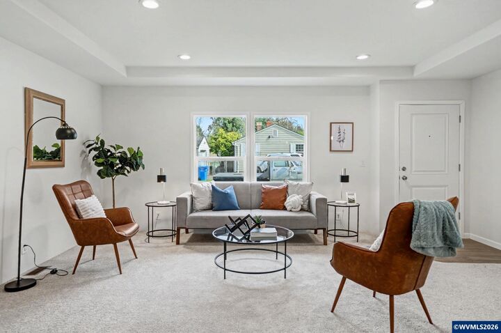 Property Photo:  217 SE Juniper St  OR 97360 