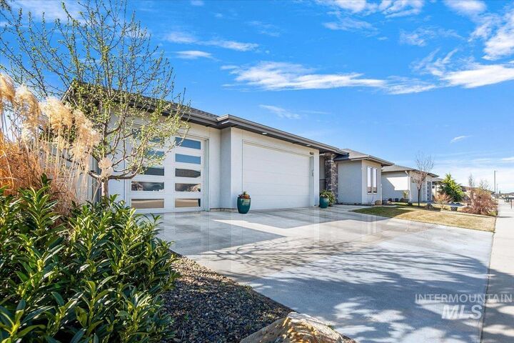 Property Photo:  4601 E Copper Point Drive  ID 83642 