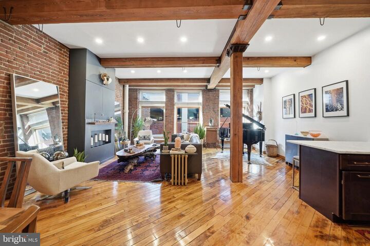 Property Photo: 122 Chestnut Street 24 402 PA 19106