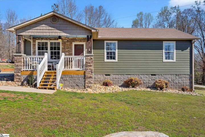 Property Photo: 450 Lindsey Lake Road SC 29690
